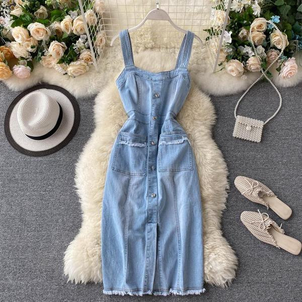 Alkalmi női farmer ruha gombokkal és széles pántokkal