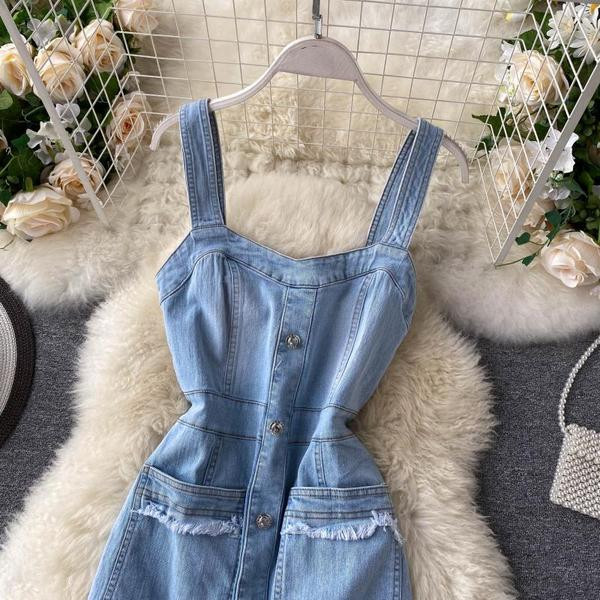 Alkalmi női farmer ruha gombokkal és széles pántokkal