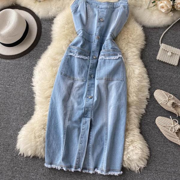 Alkalmi női farmer ruha gombokkal és széles pántokkal