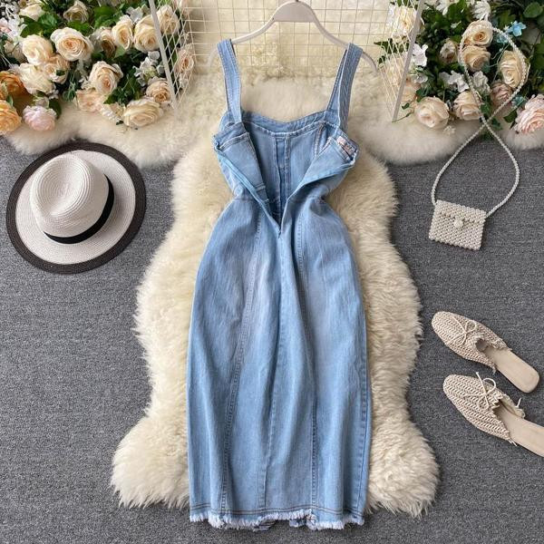 Alkalmi női farmer ruha gombokkal és széles pántokkal