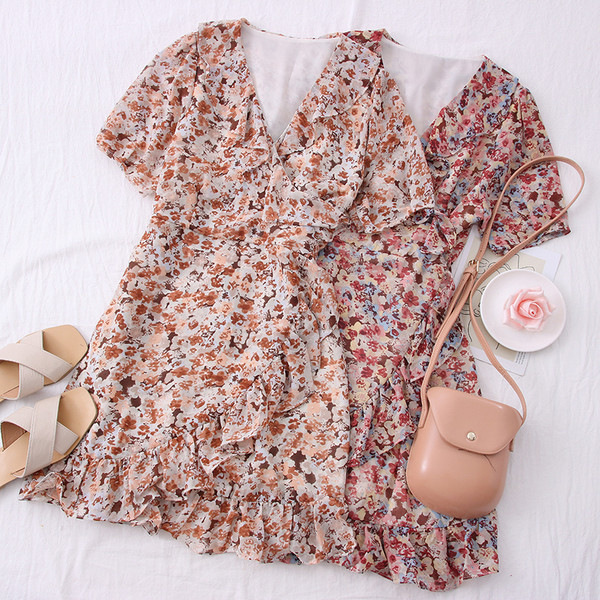 Lillemustri ja spitsikaelusega väljalõigatud mudel naiste šifoonist kleit