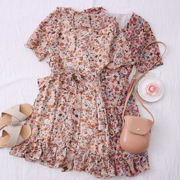 Lillemustri ja spitsikaelusega väljalõigatud mudel naiste šifoonist kleit