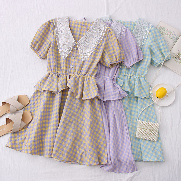 Női kivágott ruha csipkegallérral és rövid ujjal