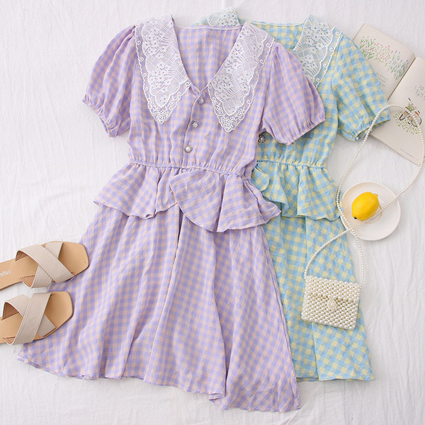 Női kivágott ruha csipkegallérral és rövid ujjal