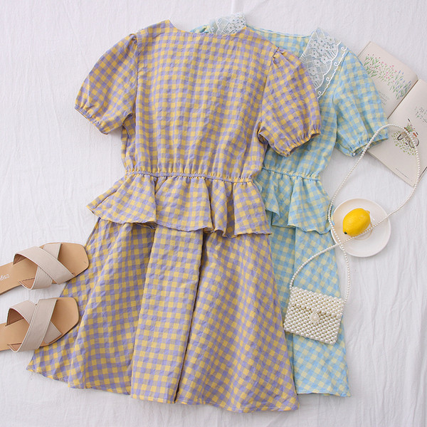 Női kivágott ruha csipkegallérral és rövid ujjal