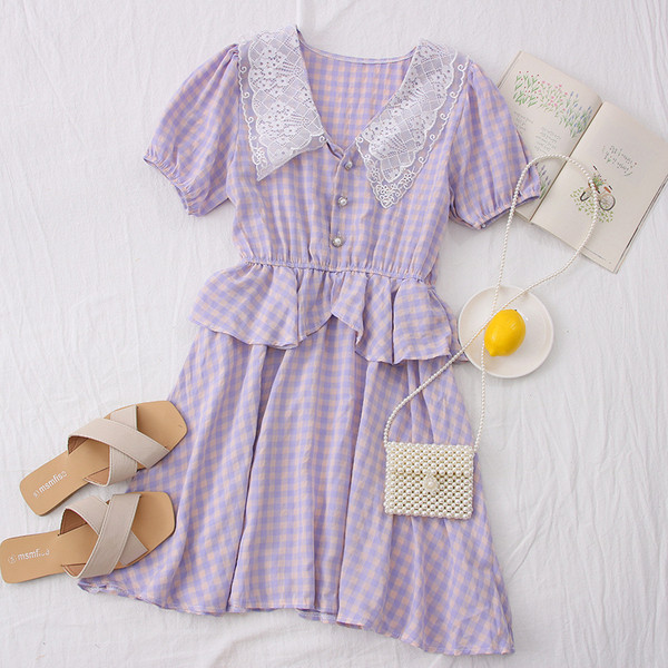 Női kivágott ruha csipkegallérral és rövid ujjal