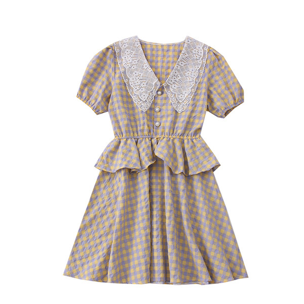 Női kivágott ruha csipkegallérral és rövid ujjal