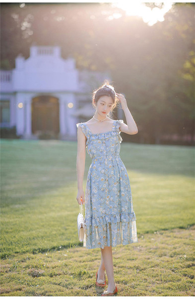 Női ruha négyzet alakú nyakkivágással és széles pántokkal - retro stílusú