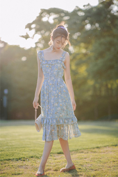 Női ruha négyzet alakú nyakkivágással és széles pántokkal - retro stílusú