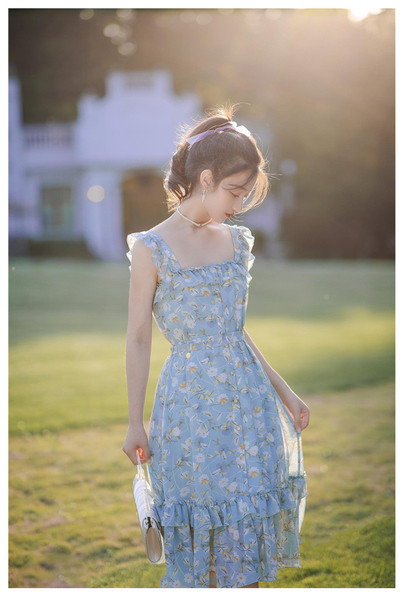 Női ruha négyzet alakú nyakkivágással és széles pántokkal - retro stílusú