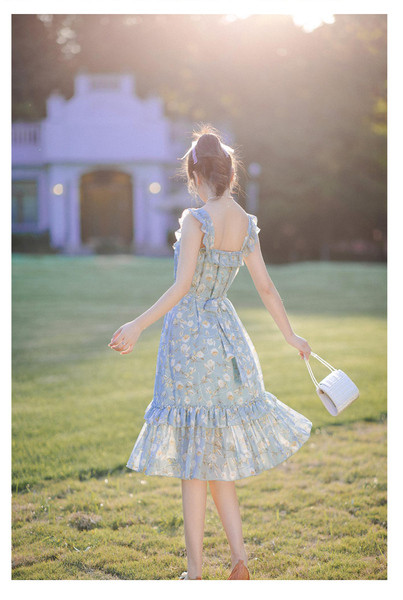 Női ruha négyzet alakú nyakkivágással és széles pántokkal - retro stílusú