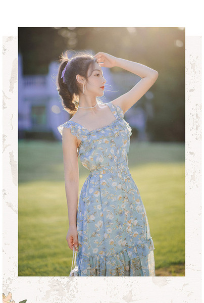 Női ruha négyzet alakú nyakkivágással és széles pántokkal - retro stílusú