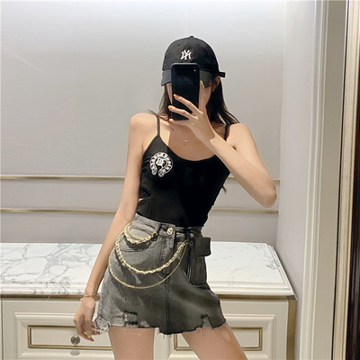 Női farmerszoknya fém elemekkel, szakadt motívumokkal