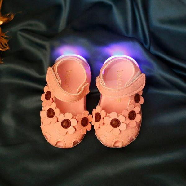 Világító gyerekszandál lányoknak matricával