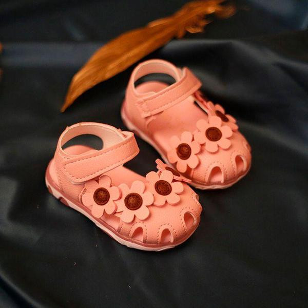 Világító gyerekszandál lányoknak matricával