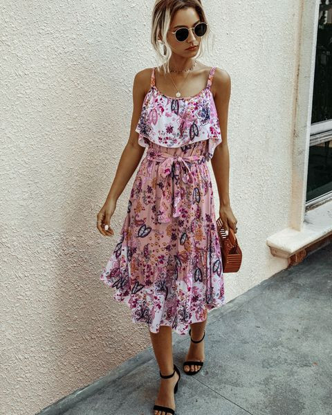 Ležerna ženska asimetrična haljina s tankim naramenicama i remenom oko struka