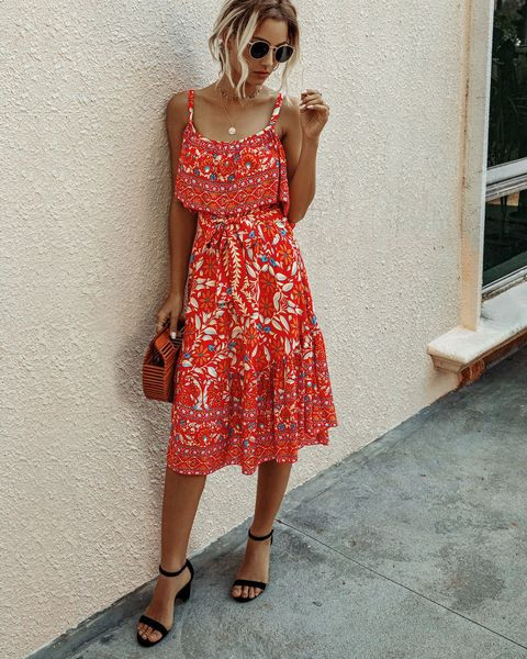 Ležerna ženska asimetrična haljina s tankim naramenicama i remenom oko struka