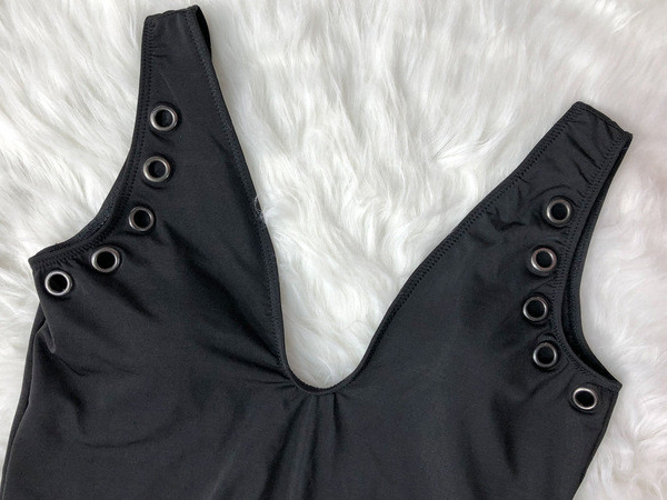 Modern fürdőruha fém elemekkel - nagy méret