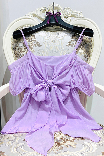 Modern női blúz szalaggal és csupasz váll