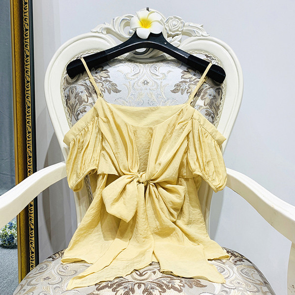 Modern női blúz szalaggal és csupasz váll