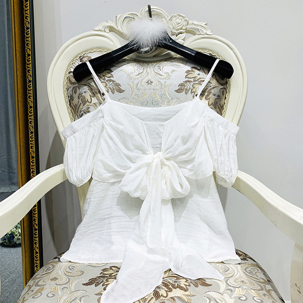 Modern női blúz szalaggal és csupasz váll