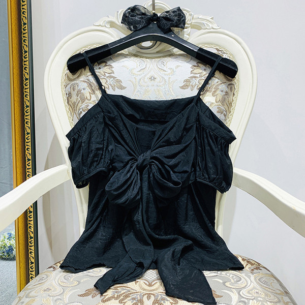 Modern női blúz szalaggal és csupasz váll