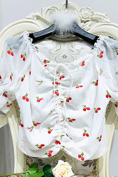 Модерна дамска блуза с бродерия и овално деколте