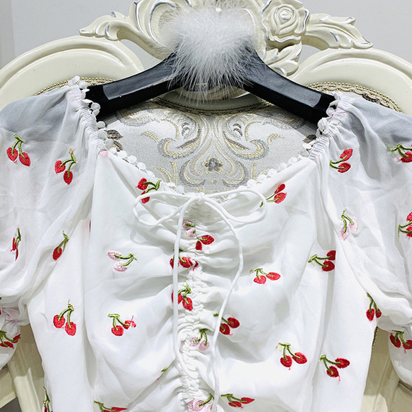 Модерна дамска блуза с бродерия и овално деколте