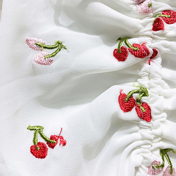 Модерна дамска блуза с бродерия и овално деколте