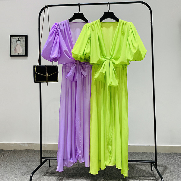 Разкроен модел дълга дамска рокля с дълбоко шпиц деколте