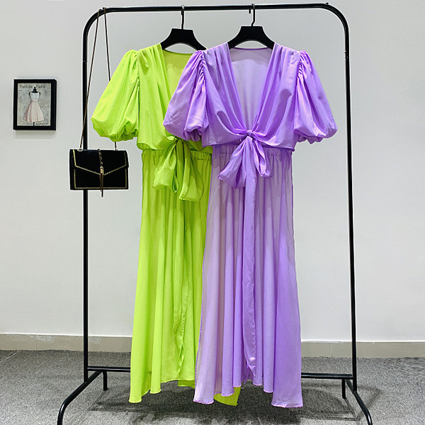 Разкроен модел дълга дамска рокля с дълбоко шпиц деколте