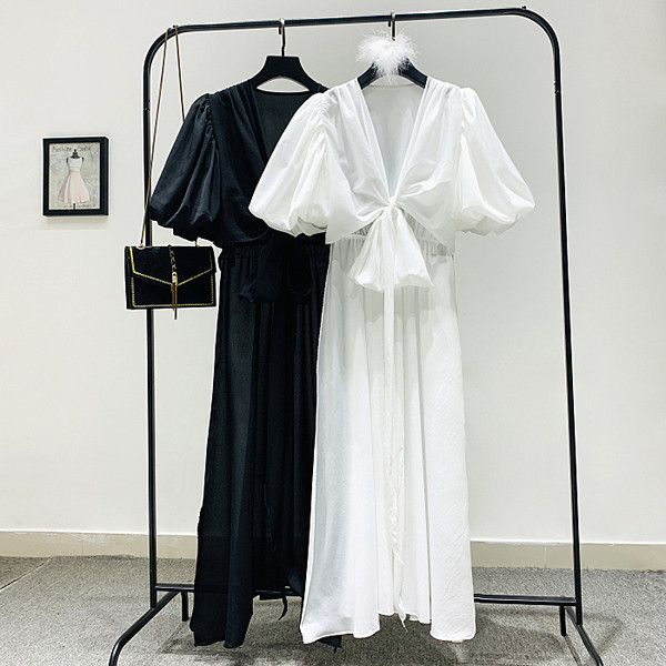 Разкроен модел дълга дамска рокля с дълбоко шпиц деколте