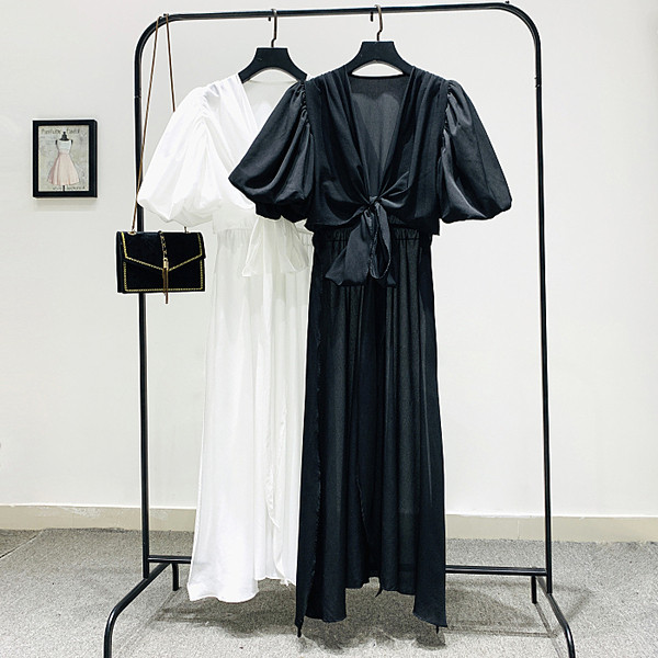 Разкроен модел дълга дамска рокля с дълбоко шпиц деколте