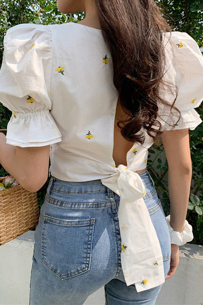 Új modell női blúz szögletes nyakkivágással, hímzéssel és csupasz háttal