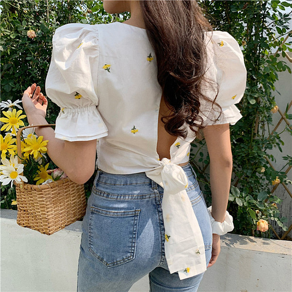 Új modell női blúz szögletes nyakkivágással, hímzéssel és csupasz háttal