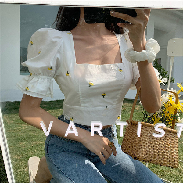 Új modell női blúz szögletes nyakkivágással, hímzéssel és csupasz háttal