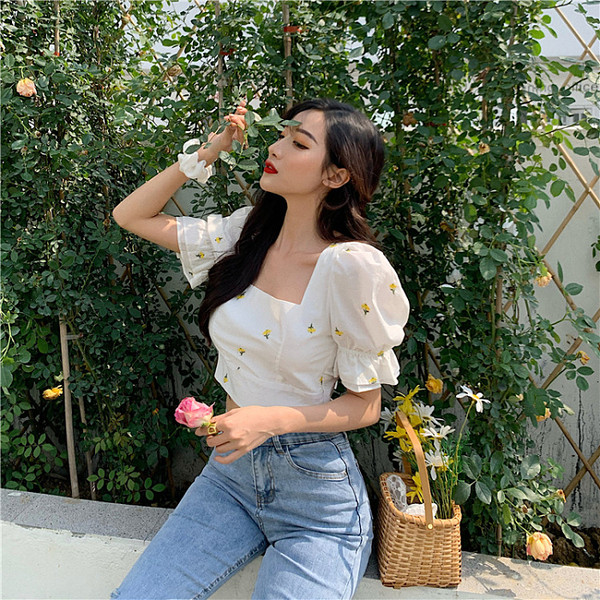 Új modell női blúz szögletes nyakkivágással, hímzéssel és csupasz háttal