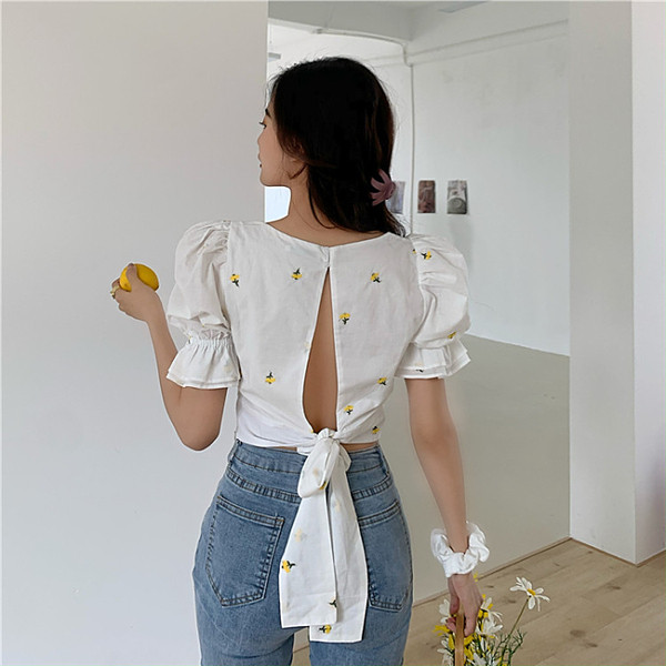 Új modell női blúz szögletes nyakkivágással, hímzéssel és csupasz háttal