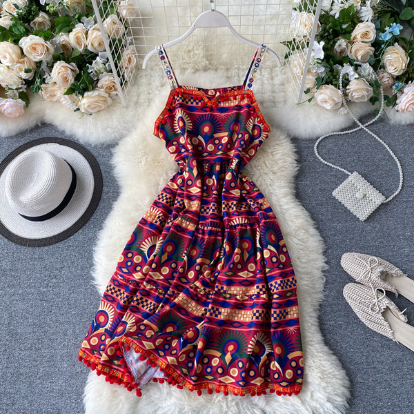 Многоцветна дамска рокля с бродерия на презрамките