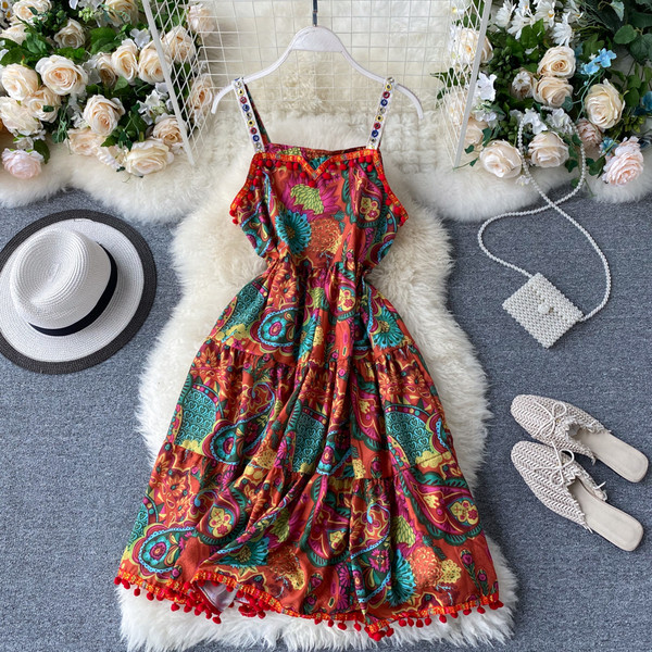 Многоцветна дамска рокля с бродерия на презрамките