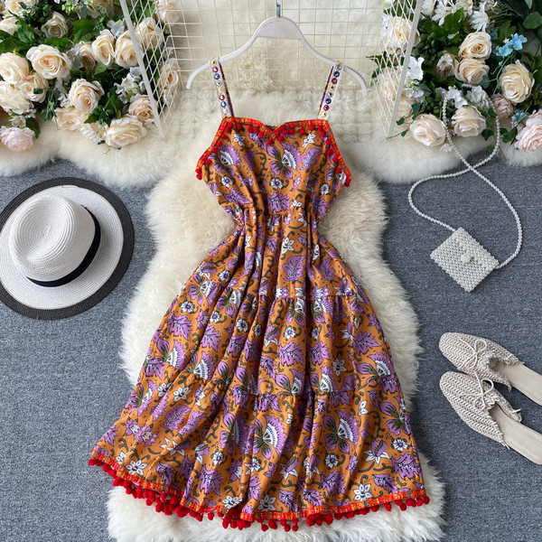 Многоцветна дамска рокля с бродерия на презрамките