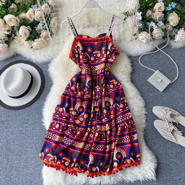 Многоцветна дамска рокля с бродерия на презрамките