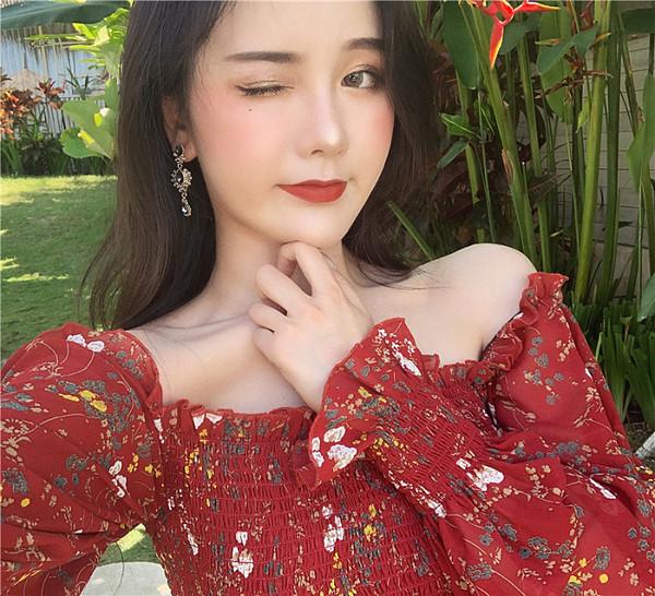 Női blúz csupasz váll és széles ujjú