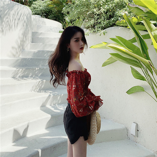 Női blúz csupasz váll és széles ujjú