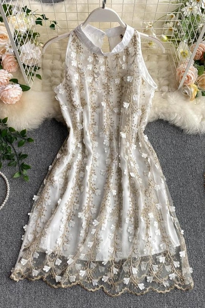 Modern női ruha alacsony gallérral és hímzéssel