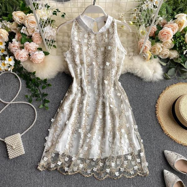 Modern női ruha alacsony gallérral és hímzéssel