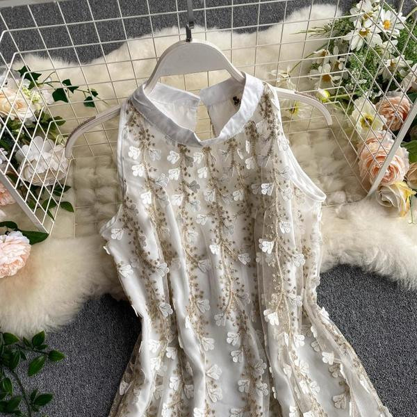 Modern női ruha alacsony gallérral és hímzéssel