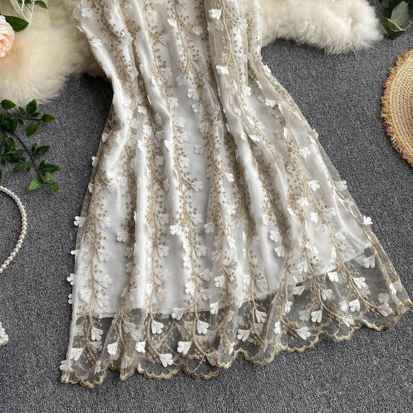 Modern női ruha alacsony gallérral és hímzéssel