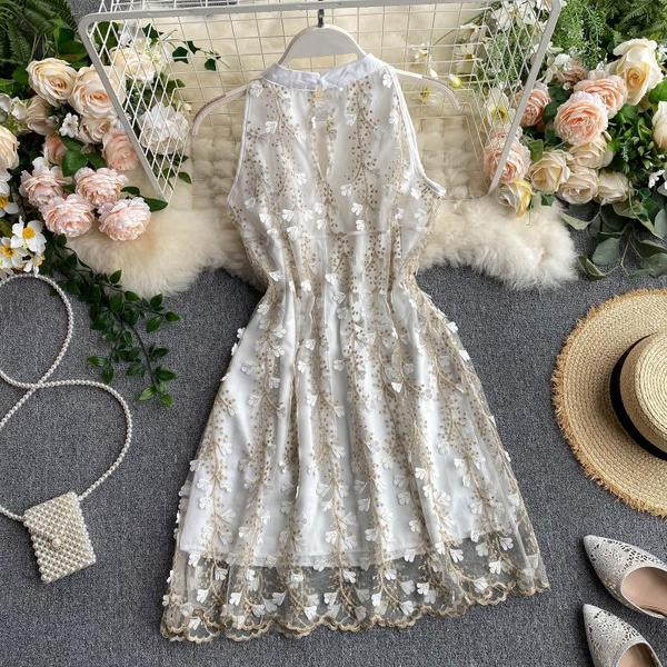 Modern női ruha alacsony gallérral és hímzéssel