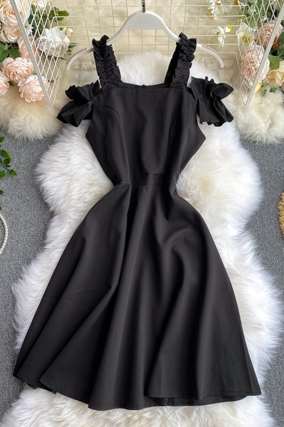 Черна дамска рокля с презрамки и къдри 